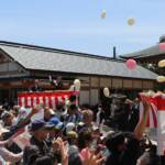 例大祭で盛大に餅まき 名張市桔梗が丘の鹿島宮