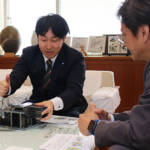 「創意工夫功労者」受賞 タカキタの石原さんが名張市長に報告