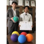 全18小学校にドッジボール球 地元企業が寄贈 伊賀市