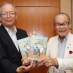 卒業写真巡る物語の本 地元写真館が名張市に寄贈 作家の取材に協力