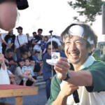 伊賀市の夏祭りで夫が妻に16年越しプロポーズ 歌と指輪贈るサプライズ