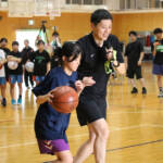 パリ五輪女子バスケ監督の恩塚さん 伊賀市で中学生らに実技指導