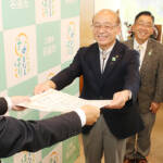 子どもたちに夢を 天体投影機や書籍寄贈 名張RCが市に