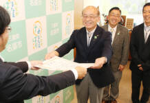 子どもたちに夢を 天体投影機や書籍寄贈 名張RCが市に