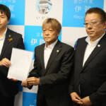 人工芝グラウンドの整備を 3団体が要望書 伊賀市