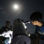 雲間に「中秋の名月」 望遠鏡使い夜の小学校で観察会 伊賀
