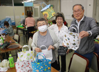 手を動かし心も元気に 高齢者が手作りエコバッグに挑戦 名張