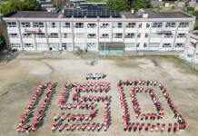 校庭に大きな「150」 児童ら人文字で節目祝う 名張・蔵持小