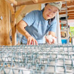 日々勉強、昔ながらの養蚕 伊賀の古民家へ移住 虫刺繍作家の谷口さん