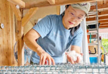 日々勉強、昔ながらの養蚕 伊賀の古民家へ移住 虫刺繍作家の谷口さん