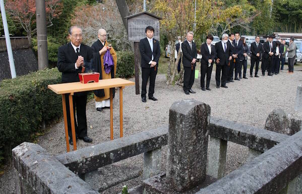 芭蕉の遺徳しのぶ「しぐれ忌」 法要に100人 伊賀市で