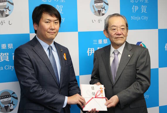 図書購入費を寄付 伊賀市の中外医薬生産 新図書館の開館記念で