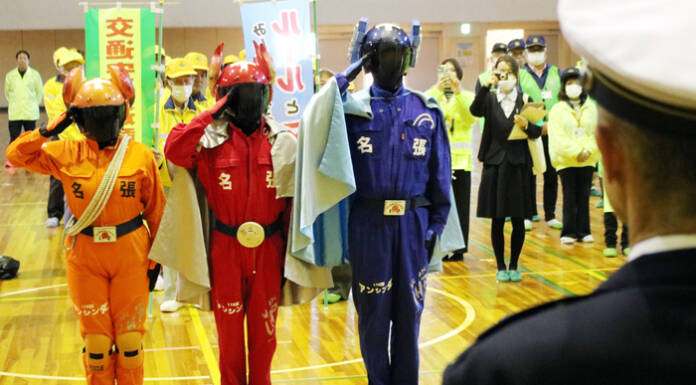 年末の交通安全・年末警戒 名張署管内で出動式