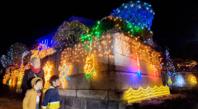 「祈りの電飾」今年も がんや難病患者らへの思い光に 名張・広野さん宅