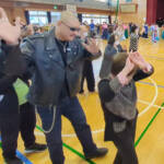マフィア梶田さんが名張音頭に電撃参戦 小学校で200人と輪に