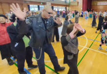 マフィア梶田さんが名張音頭に電撃参戦 小学校で200人と輪に