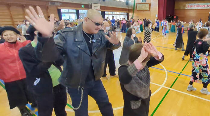 マフィア梶田さんが名張音頭に電撃参戦 小学校で200人と輪に