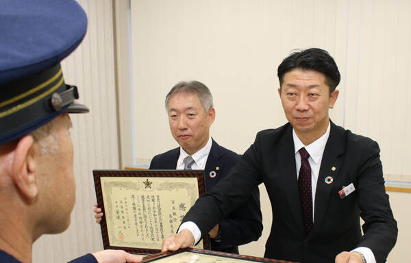 投資詐欺の被害拡大防ぐ 百五銀支店に感謝状 名張署