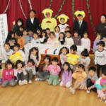 跳び箱と知育玩具を名張西保育園に寄贈 マルト建設と三十三銀行