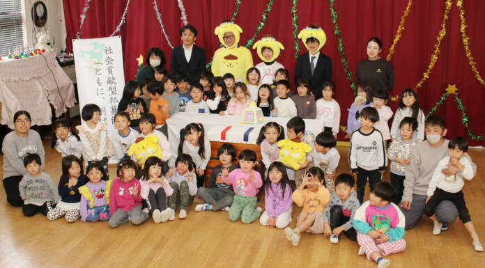 跳び箱と知育玩具を名張西保育園に寄贈 マルト建設と三十三銀行