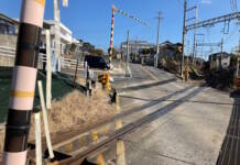 列車と軽トラ接触 けが人なし 伊賀鉄道の踏切で