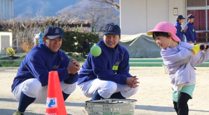 「野球って楽しい」高校野球部員が年長児と交流 名張のこども園