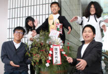 生徒手作りの門松 市役所に初設置 伊賀つばさ学園