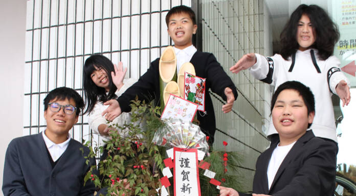 生徒手作りの門松 市役所に初設置 伊賀つばさ学園