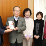 子どもたちの図書購入のため今年も寄付 名張市美術作家協会