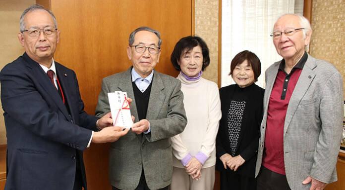 子どもたちの図書購入のため今年も寄付 名張市美術作家協会
