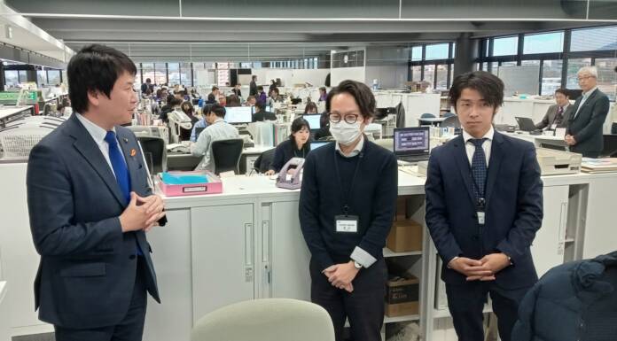 市役所で仕事納め 市長が職員ねぎらう 伊賀・名張