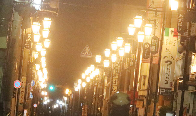 上野中町の街路灯、老朽化で撤去へ にぎわい支えた暖色の光 伊賀