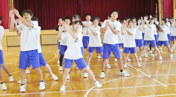 笑顔で挑戦 リズムダンス全国へ 名張・赤目中と伊賀・霊峰中