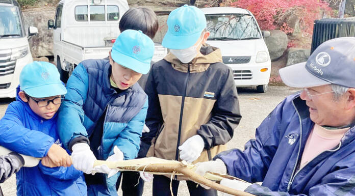 ミツマタで卒業証書 児童らが作業 伊賀市の柘植地域