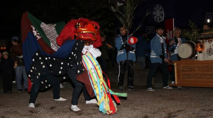 年越え参り 獅子舞や除夜の鐘つき 伊賀・大村神社