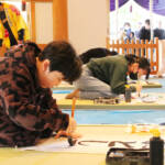 神前で31人が新年の一筆 伊賀・上野天神宮で「書初め大会」