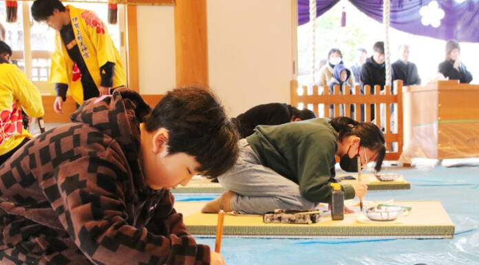 神前で31人が新年の一筆 伊賀・上野天神宮で「書初め大会」