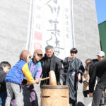 忍者と餅つきペッタン 伊賀の体験施設「万川集海」で正月イベント