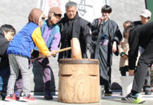 忍者と餅つきペッタン 伊賀の体験施設「万川集海」で正月イベント
