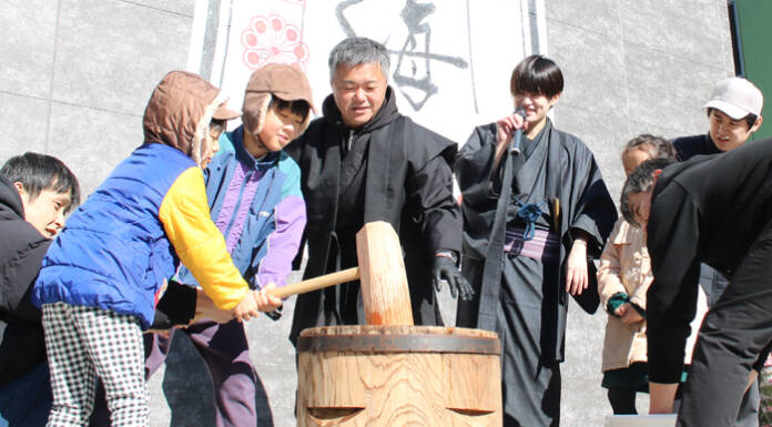 忍者と餅つきペッタン 伊賀の体験施設「万川集海」で正月イベント