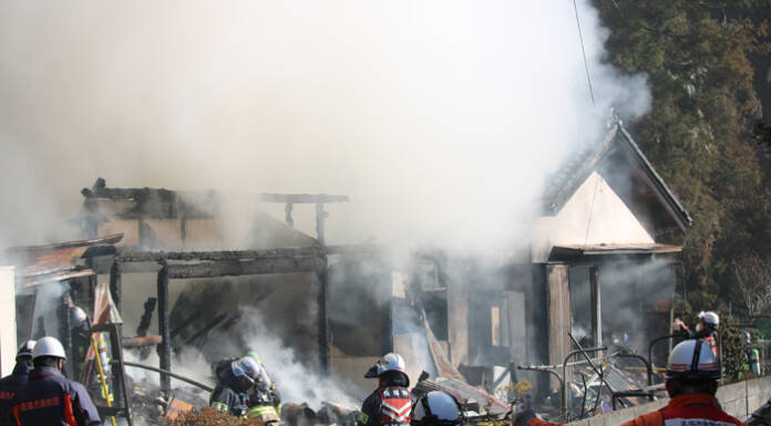 木造住宅燃える火災 名張市青蓮寺