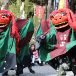 伊賀・敢國神社で獅子神楽奉納 幸せ願いガブッと