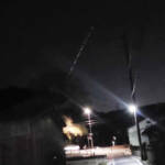 「UFOかと思った」名張の夜空に光の列 親子が目撃し撮影、その正体は