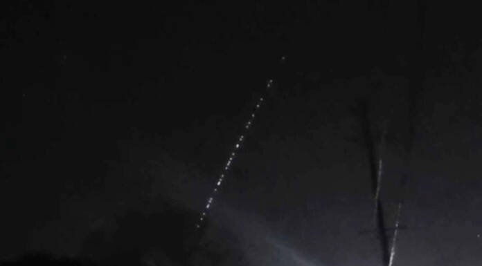 「UFOかと思った」名張の夜空に光の列 親子が目撃し撮影、その正体は