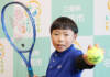 テニスの全国大会に初出場 名張・美旗小1年の新さんが意気込み