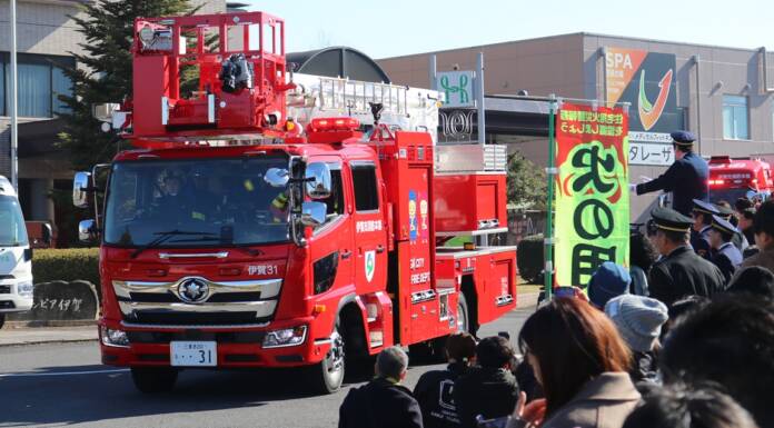 防火・防災への思い新たに 車両行進や放水も 伊賀で「消防出初式」