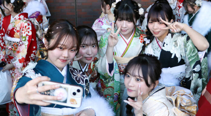 再会に笑顔、決意新たに 「二十歳のつどい」に527人 名張市