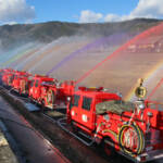 一斉放水が描く冬の虹 名張市で「消防出初式」