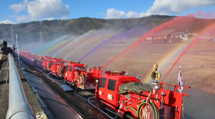 一斉放水が描く冬の虹 名張市で「消防出初式」