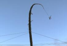 高さ17メートル「どんど」に願い込め点火 名張・美旗中村